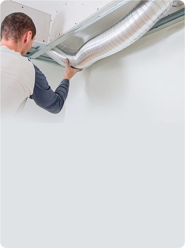 Imagem de um instalador passando a tubulação do ar-condicionado.